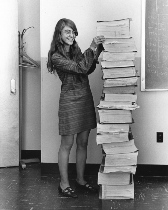 Margaret Hamilton e os códigos de navegação da Apollo 11 escritos à mão em fotografia de janeiro de 1969.