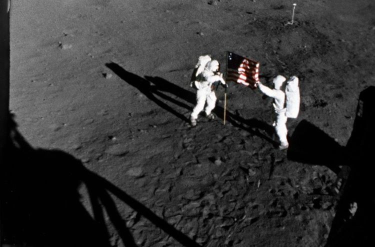 Armstrong e Aldrin fincando a bandeira dos Estados Unidos na Lua, na missão Apollo 11.