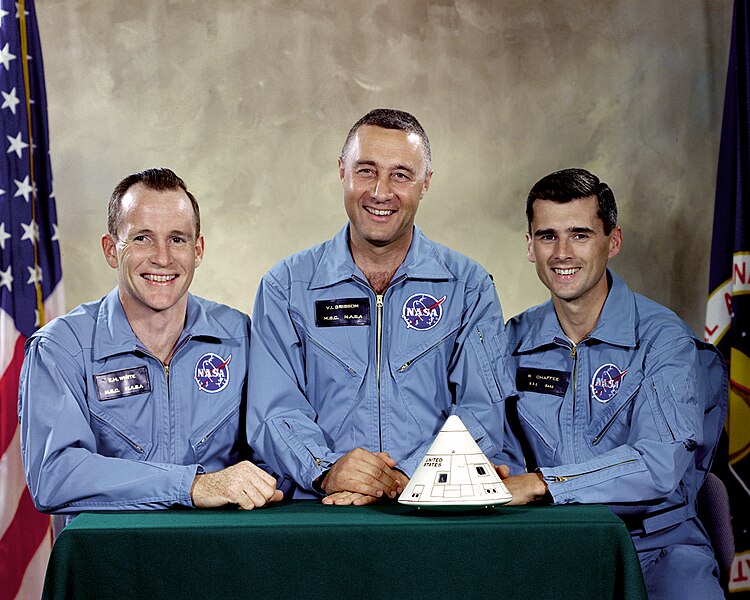 Edward H. White, Gus Grissom e Roger B. Chaffee, astronautas que morreram durante teste da missão Apollo 1. 