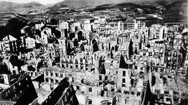 Cidade de Guernica destruída por um bombardeio da Luftwaffe, uma etapa da Blitzkrieg, em 1937.