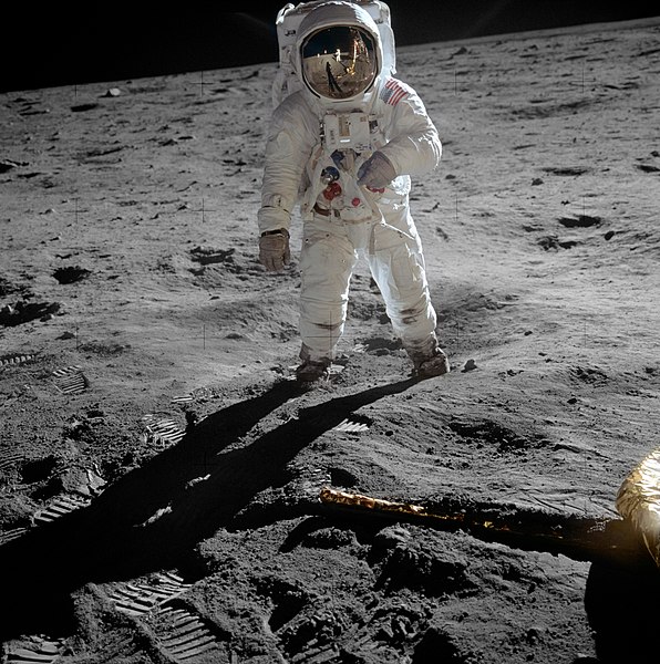 Buzz Aldrin, astronauta da Apollo 11, em solo lunar.