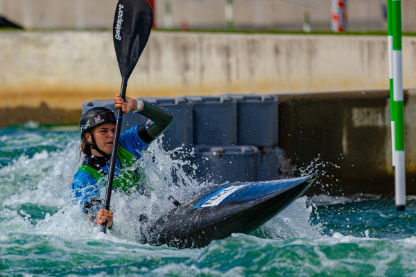 Mulher praticando canoagem slalom extremo, o novo esporte das Olimpíadas de Paris 2024.