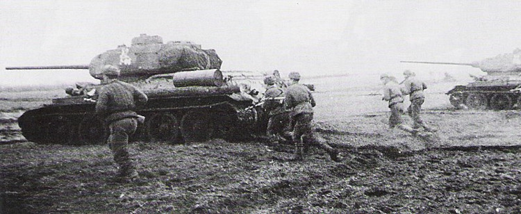 Tanques e soldados soviéticos durante Cerco a Budapeste.