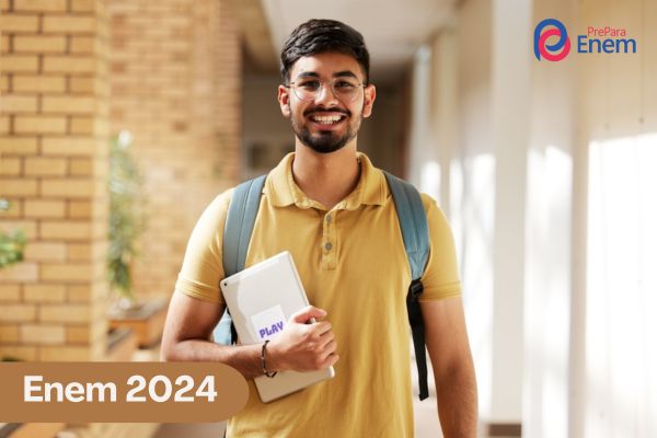 Estudante de óculos está sorrindo, texto Enem 2024