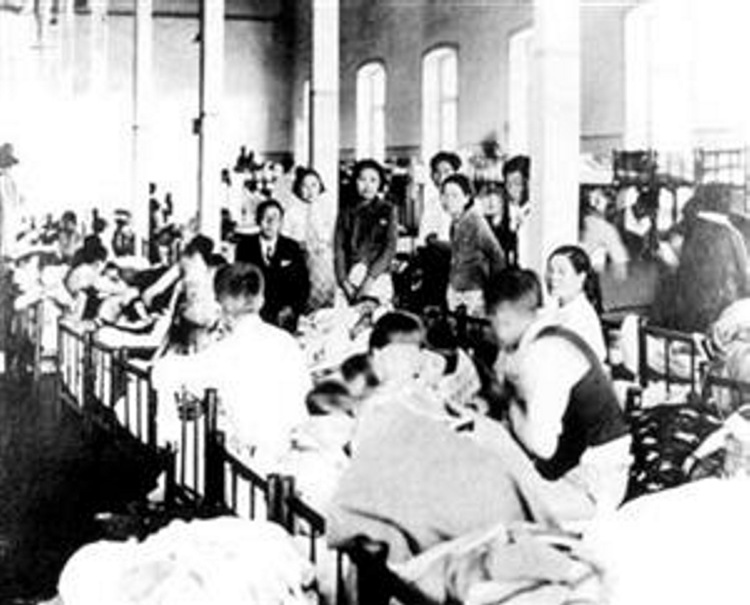 Imigrantes japoneses na Hospedaria do Imigrante na década de 1930, no contexto da imigração japonesa no Brasil.