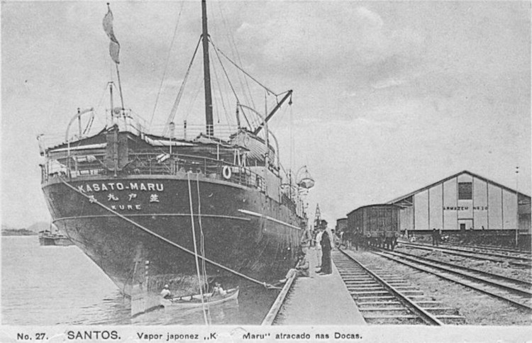 Navio Kasato Maru ancorado no Porto de Santos em 1908, no contexto da imigração japonesa no Brasil.