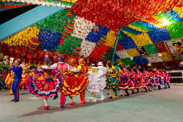 Pessoas dançando quadrilha em tradicional Festa Junina de Capina Grande, na Paraíba.