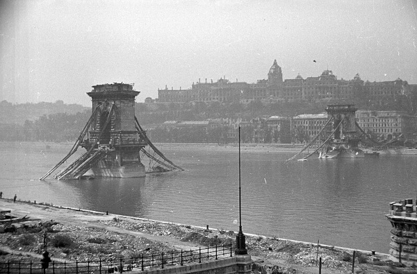 Ponte destruída no Cerco de Budapeste.