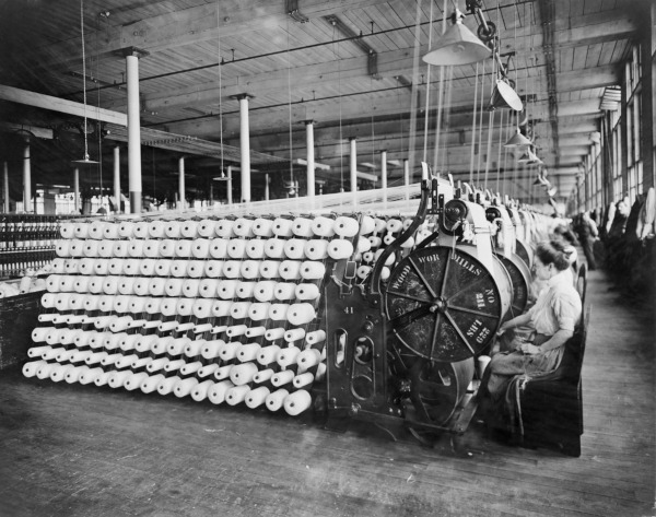 Mulheres trabalhando em indústria têxtil em uma das fases da Revolução Industrial.