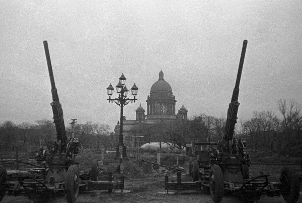 Armas antiaéreas protegendo o céu durante o Cerco a Leningrado.