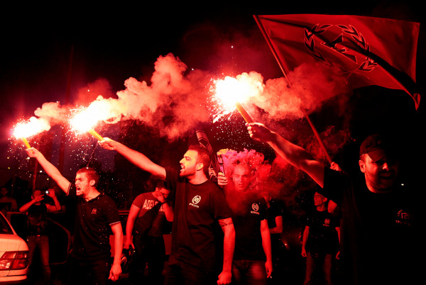 Representantes do grupo de extrema-direita e neonazista Golden Down, em manifestação na Grécia.