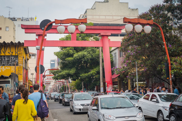 Rua do Bairro da Liberdade, em São Paulo, um reflexo da influência da imigração japonesa no Brasil.