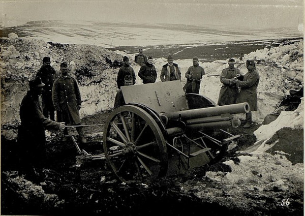 Soldados austríacos ao lado de um canhão, em 1915, em texto sobre a Segunda Revolução Industrial.