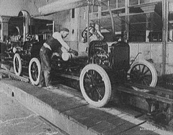 Linha de montagem de automóveis durante a Segunda Revolução Industrial.
