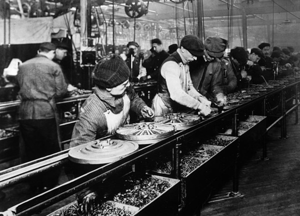 Trabalhadores em linha de montagem de automóveis, em 1913, durante a Segunda Revolução Industrial.