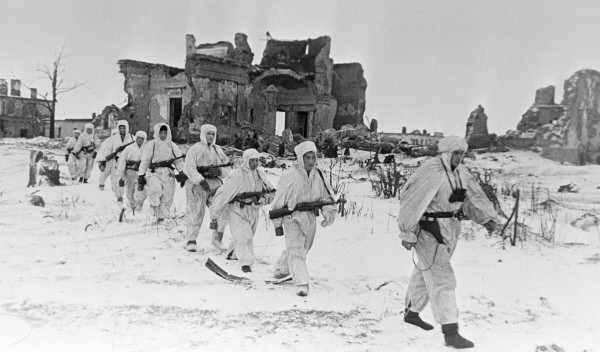 Tropas soviéticas no Cerco a Leningrado. [1]