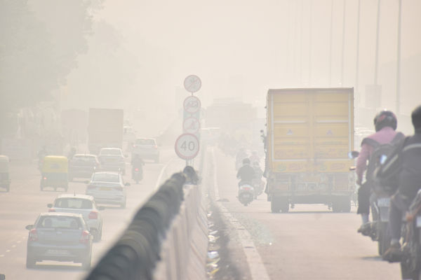 Carros transitando em uma região com muitos gases poluentes, uma das causas do aquecimento global.