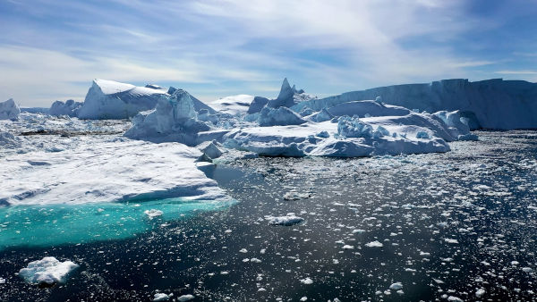 Derretimento de geleiras, que leva ao aumento do nível do mar, duas das consequências do aquecimento global.