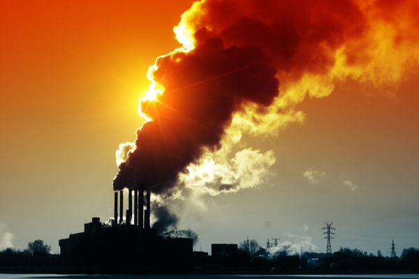 Indústria lançando muitos gases poluentes na atmosfera, das causas do aquecimento global.