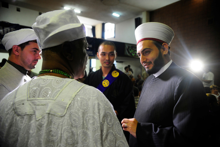 Líder islâmico, budista e candomblecista unidos contra a intolerância religiosa no Rio de Janeiro.[2]