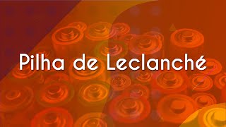 Título "Pilha de Leclanché" escrito sobre imagem degradê laranja com dezenas de pilhas ao fundo.