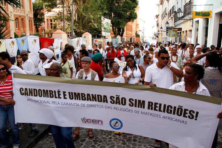 Manifestantes praticantes de candomblé e umbanda protestam contra a intolerância religiosa em Salvador, Bahia.[1]