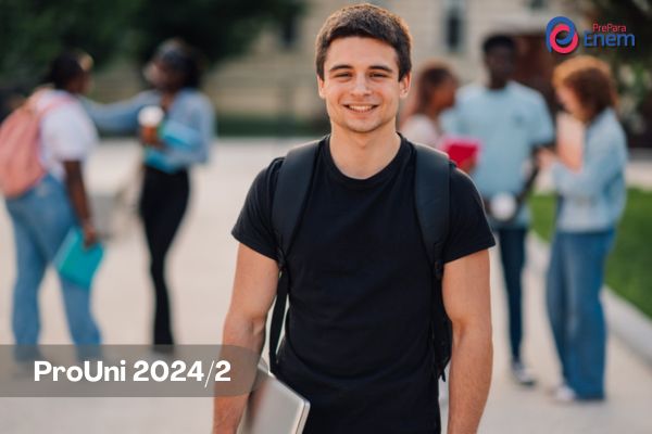 Estudante universitário sorrindo, texto ProUni 2024/2