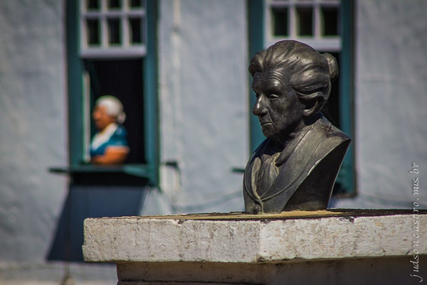 Busto em homenagem à Cora Coralina, na Cidade de Goiás.