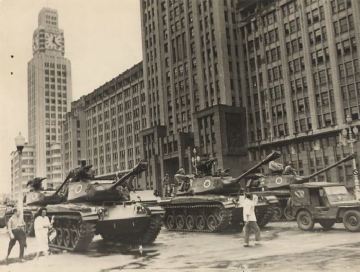 Tanques militares no centro do Rio de Janeiro, na ocasião do golpe que deu início à Ditadura Militar.