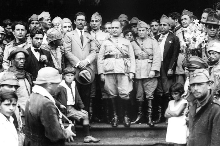 Getúlio Vargas, ao centro, logo após a Revolução de 1930, que o colocou no poder.