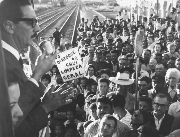 Jânio Quadros, um dos presidentes da fase da Quarta República, em campanha eleitoral, em 1960.