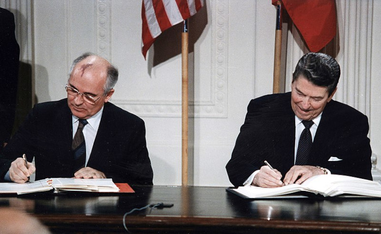 Mikhail Gorbachev e Ronald Reagan assinando o tratado nuclear em 1987.