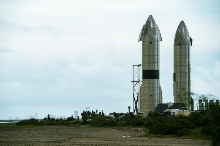 Dois foguetes Starship desenvolvidos na Terceira Revolução Industrial.