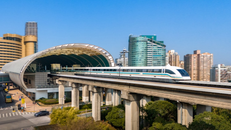 Trem-bala sobre trilhos, na China, em texto sobre Terceira Revolução Industrial.