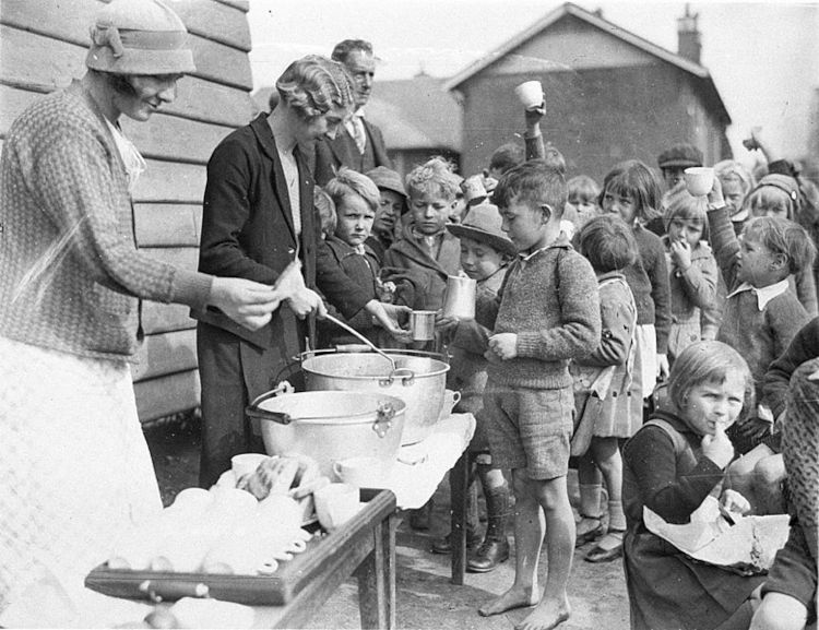 Crianças recebendo sopa na Austrália, em 1934. A Crise de 1929 teve início nos Estados Unidos, mas se espalhou pelo mundo.