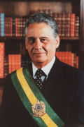 Retrato de Fernando Henrique Cardoso em lista de presidentes do Brasil.