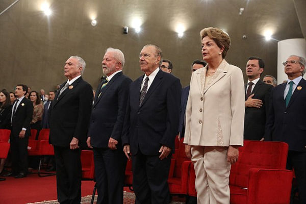 Lula, atual presidente do Brasil, ao lado de três ex-presidentes: Michel Temer, José Sarney e Dilma Rousseff.