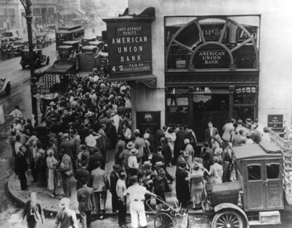 Multidão em frente a uma agência do American Union Bank. A falência de bancos foi uma das consequências da Crise de 1929.