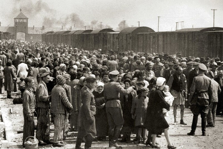 Prisioneiros chegando ao campo de concentração de Auschwitz.