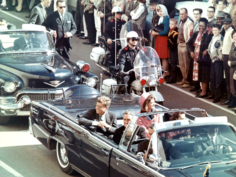 John F. Kennedy desfilando em carro aberto no dia em que foi morto, em lista de presidentes dos Estados Unidos.