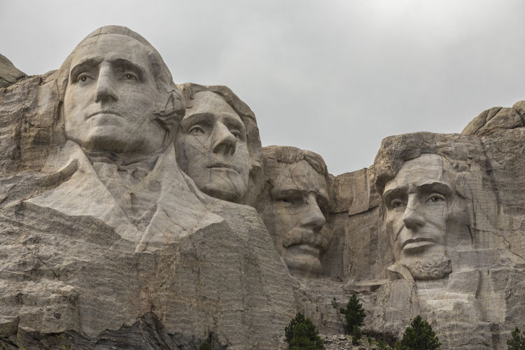 Rostos de quatro ex-presidentes dos Estados Unidos esculpidos no monte Rushmore.