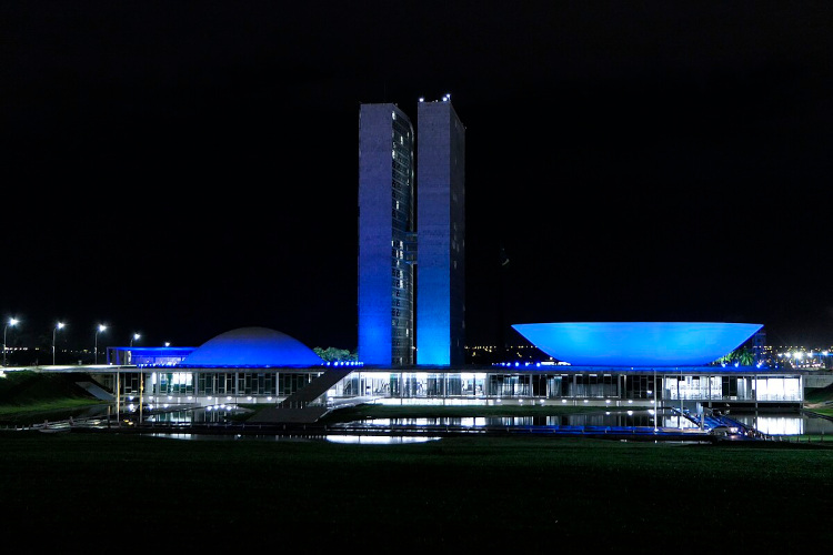 Congresso Nacional com iluminação, uma ação ligada ao Novembro Azul.