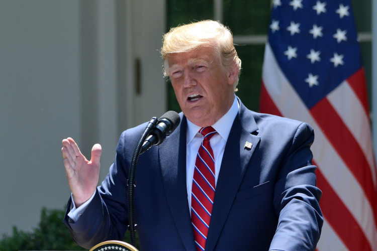 Foto de Donald Trump discursando em texto sobre formas de governo.