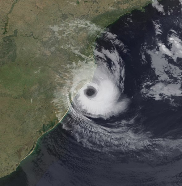 Imagem de satélite mostra a aproximação do furacão Catarina ao litoral de Santa Catarina, em 2004.