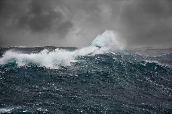 Águas agitadas do oceano na formação de um furacão.