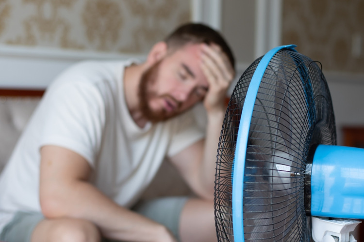 Mão segurando uma bateria em texto sobre horário de verão.