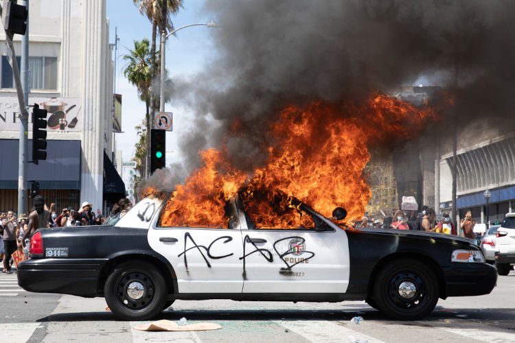 Carro de polícia incendiado por anarquistas em Los Angeles, nos Estados Unidos.