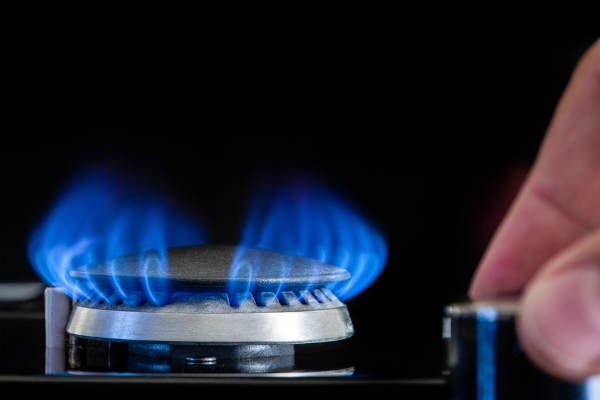 Chama de fogão acesa graças à presença do gás de cozinha.