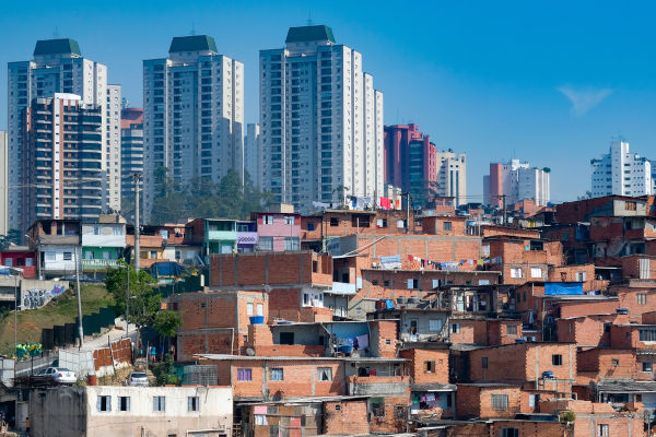 Contraste entre prédios modernos e Paraisópolis, favela de São Paulo, um exemplo de gentrificação.