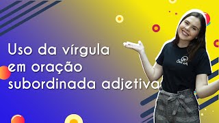 Título "Uso da vírgula em oração subordinada adjetiva" ao lado de professora com braços abertos.